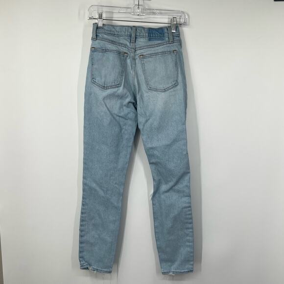 Abercrombie & Fitch The Mom Jeans High Rise Light Wash Distressed - Picture 5 of 7
